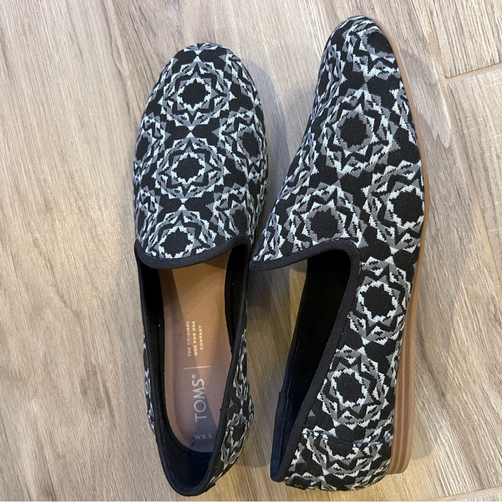 TOMS Women's Black and White Patterned Loafers
